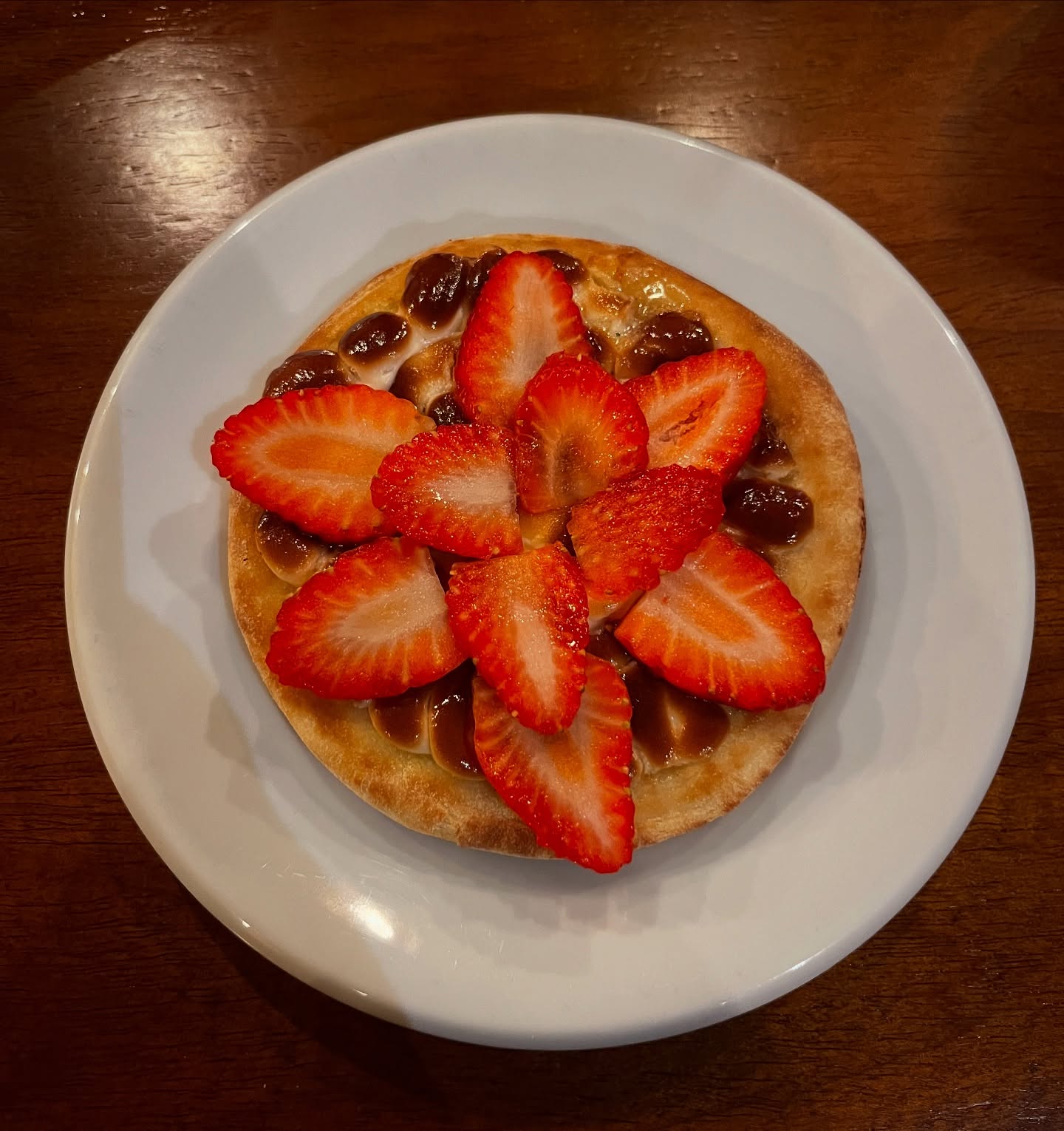 Esfiha doce de chocolate branco com morango